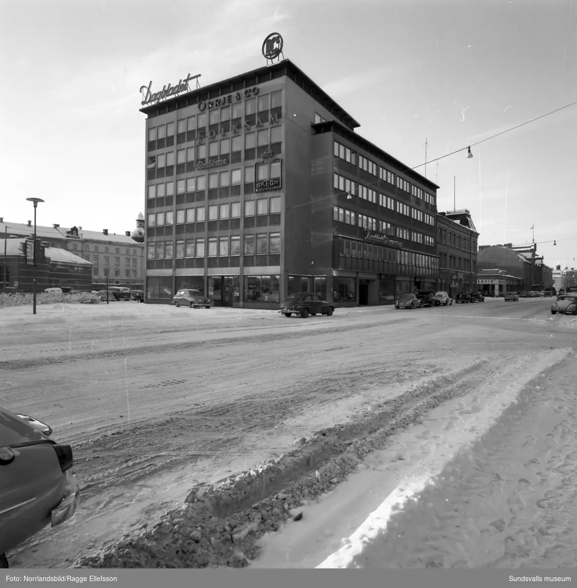 Exteriörbilder av Dagbladets hus vid Köpmangatan 1.