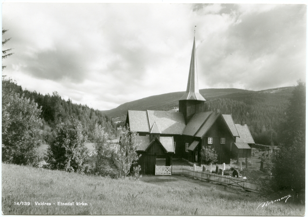 Postkort av Bruflat kirke, Etnedal i Valdres.