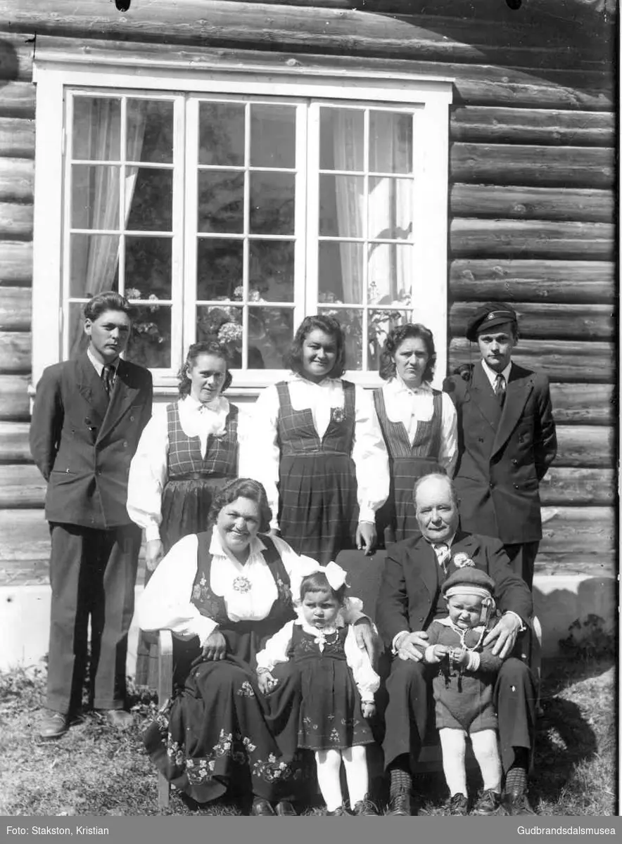 Johannes Kveen (f. 1894) og Margrete Kveen (f. Brandsar 1902) med familie på sylvbryllaupsdagen 1948
