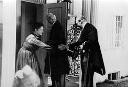 Victoria Bachke mottar kong Haakon VII og kronprins Olav som