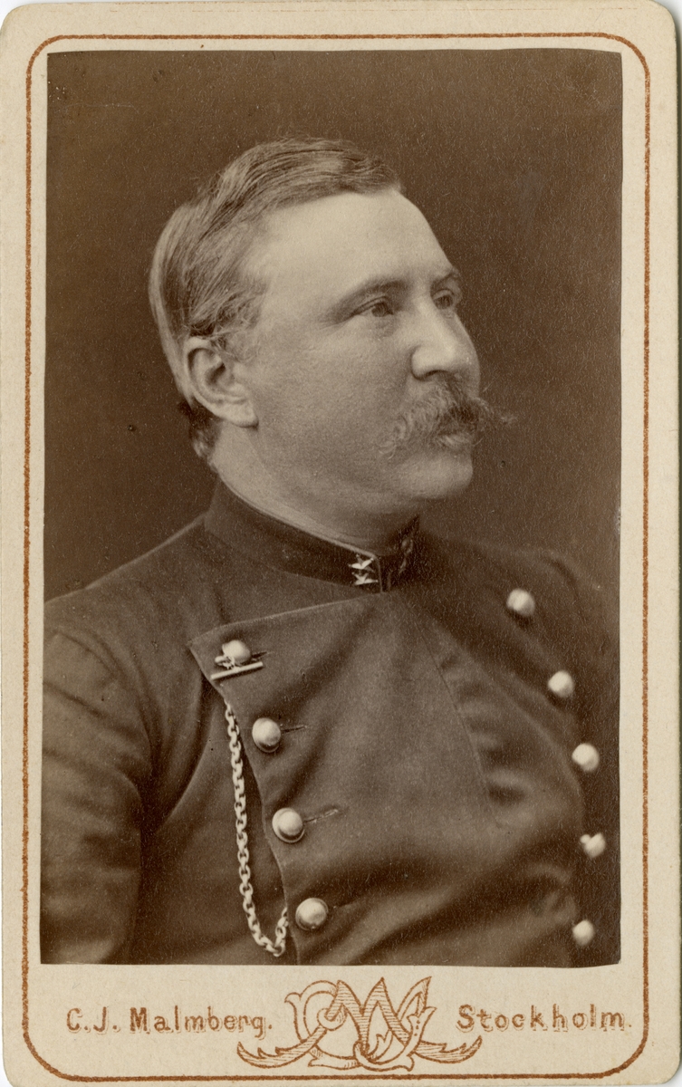 Porträtt av Axel Wilhelm Fredrik Brandelius, löjtnant vid Jämtlands fältjägarkår I 23.
Se även bild AMA.0006914.