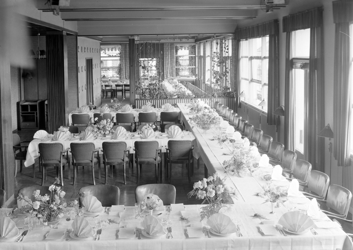 Astoria Restaurant har dekket bord til de kongelige.