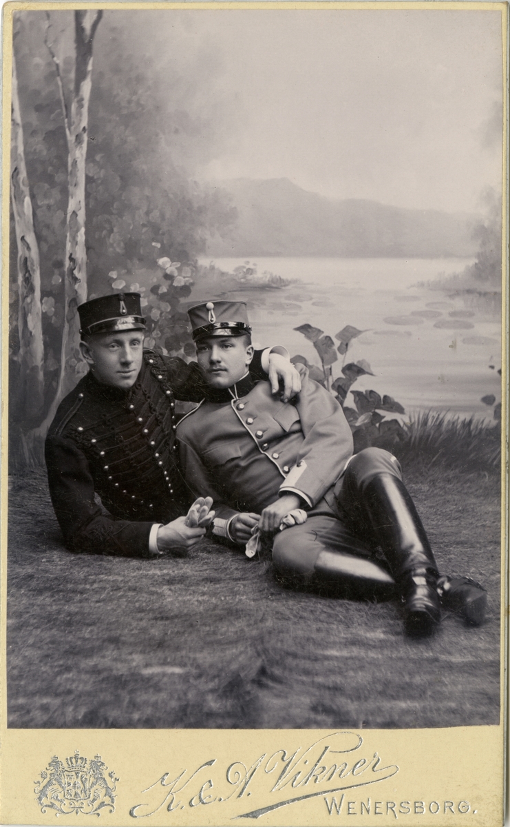 Porträtt av okända officerare, mannen till vänster möjligen Johan (John) August Hallgren, officer vid artilleriet.

Se även bild AMA.0007587, AMA.0009685 och AMA.0009724.