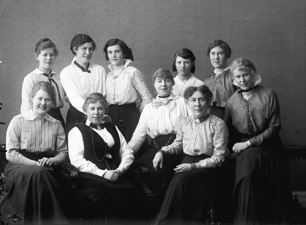 Sidenhusets personal. Tvåa från vänster i undre raden sitter fröken Hanna Nilsson, född 19 juni 1881 (jmf. Wilhelm Lindebergs "Gävle - ett bildgalleri" s. 175)
