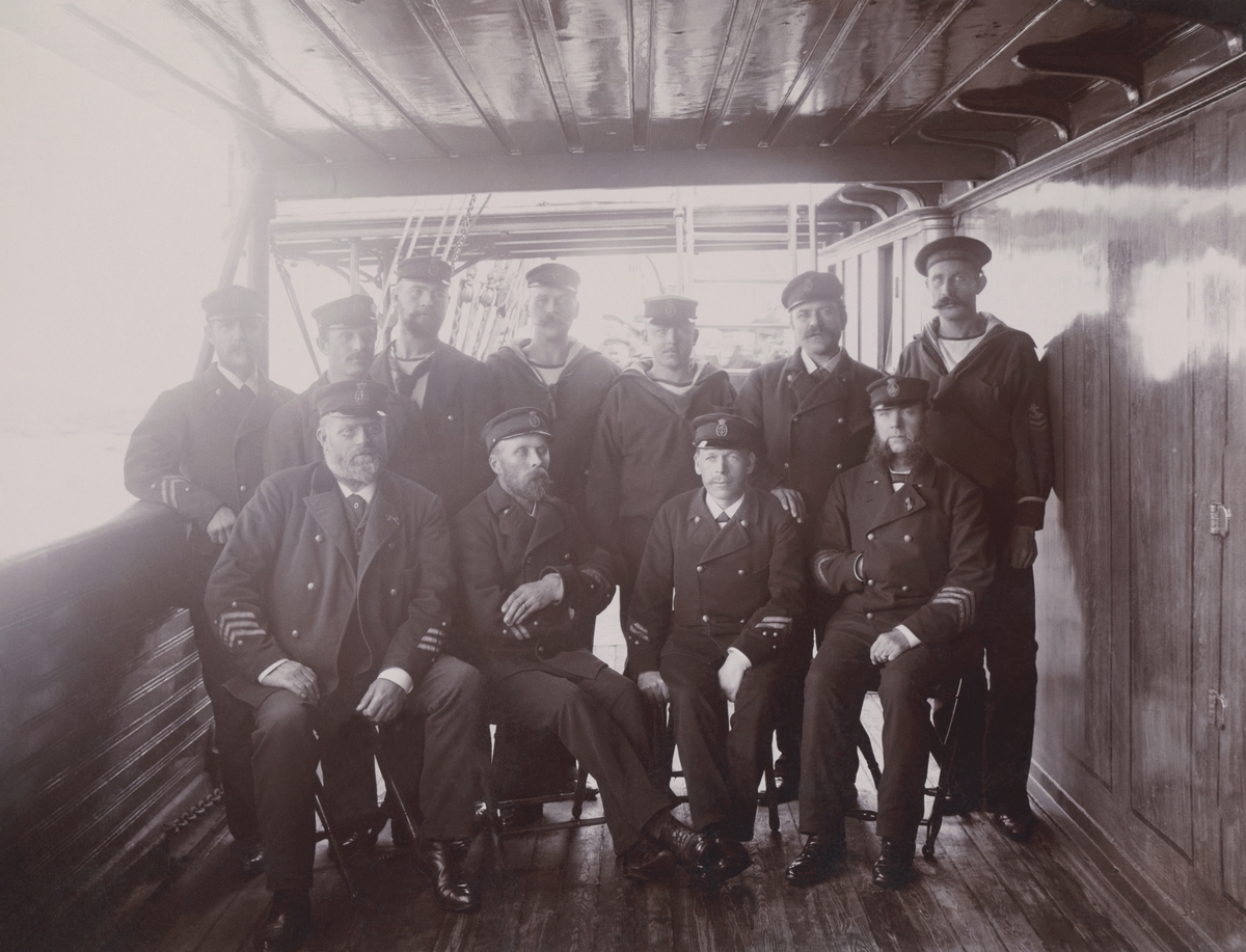 Medlemmar av besättningen på kungajakten DROTT (ex RAN) sommaren 1895.