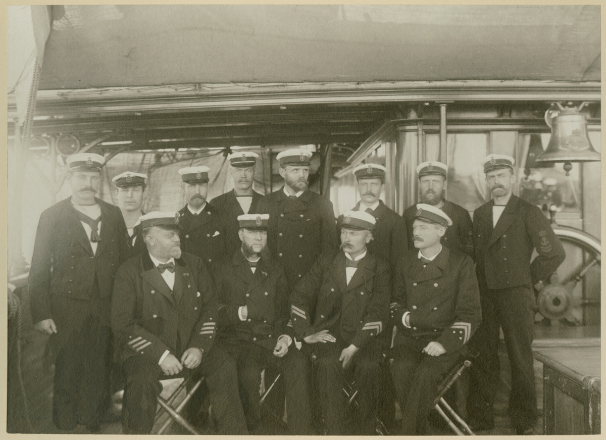 Medlemmar av besättningen på kungajakten DROTT (ex RAN) sommaren 1896.