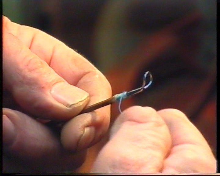 Garmann Holen lagar fiskestong. 
13.03.2000: Handtak, holkar
15.03.2000: Laging av bøylar. Surring, lukking.
Lengde: 00.00-35.07.