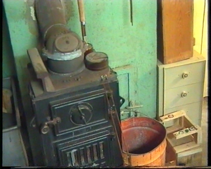 Garmann Holen lagar fiskestong. 
13.03.2000: Handtak, holkar
15.03.2000: Laging av bøylar. Surring, lukking.
Lengde: 00.00-35.07.