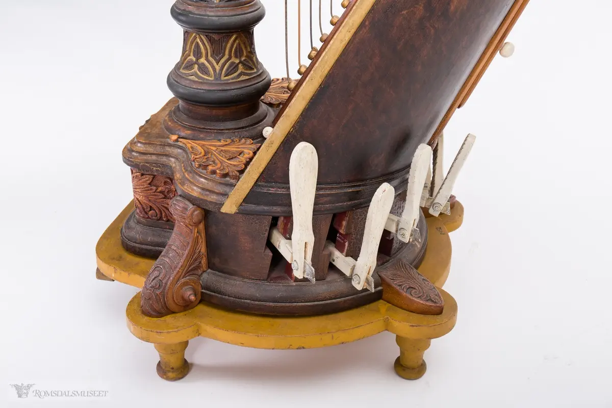 Trekantformet harpe med 43 strenger og 8 pedaler.