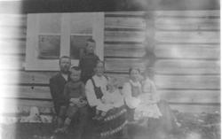 Tor Brustugun (f. 1870) med familie