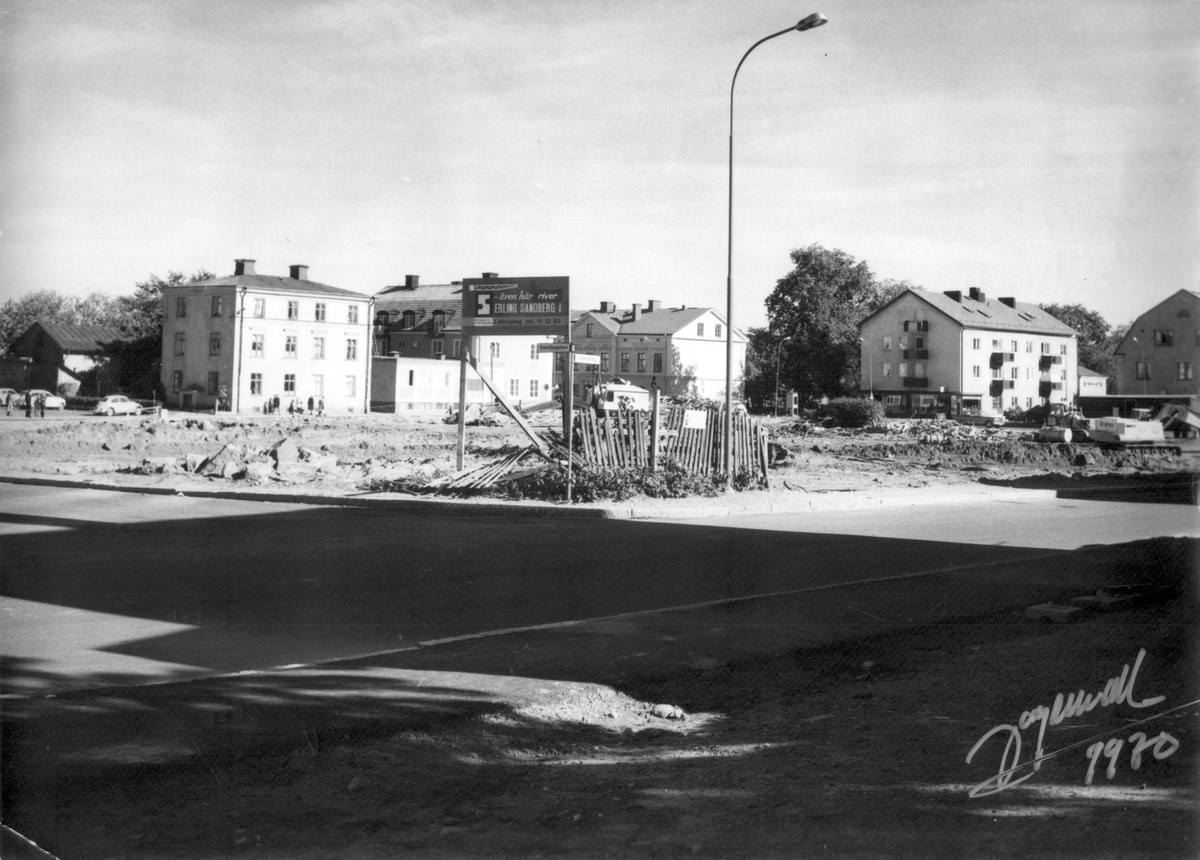 Vy mot nordost över en byggarbetsplats på Gottfridsberg från korsningen Västanågatan/Smedjegatan.