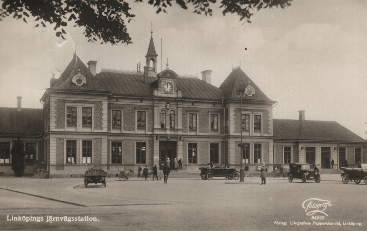 Järnvägsstationen från Järnvägsgatan. 
Byggnaden uppfördes 1871-72, invigd 15 oktober 1872,  i nyrenässans efter ritningar av Adolf Wilhelm Edelsvärd. Byggmästare var Jonas Jonsson och Anders Lundkvist.