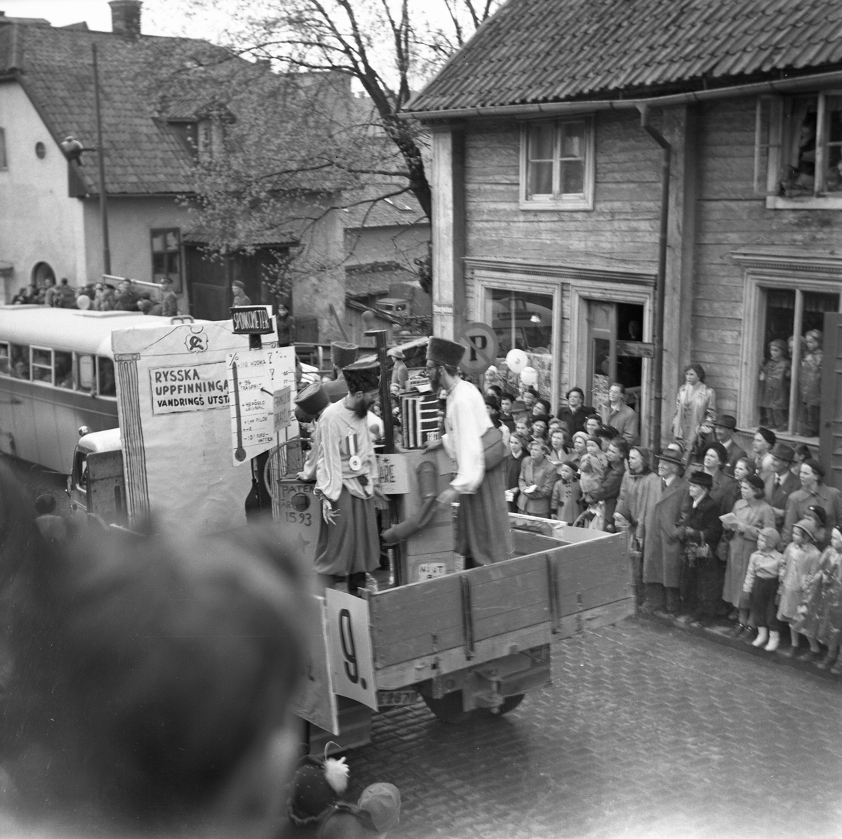 Orig. text: Majkarnevalen 1952.

Majgubbar på lastbilsflak, på Storgatan.