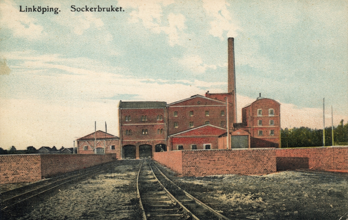 Bildtext: Linköping. Sockerbruket.
Bilden visar Linköpings Sockerbruk, man ser även järnvägsspåren i förgrunden. Sockerbruket var i drift 1905 till 1955. 
I 1928 års telefonkatalog hade Sockerbruket adressen Oskarsgatan 9.
