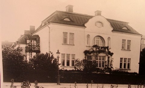 Orig. text: Axel-Karlson familjen. Grewellska villan där Nils Karlson bodde.