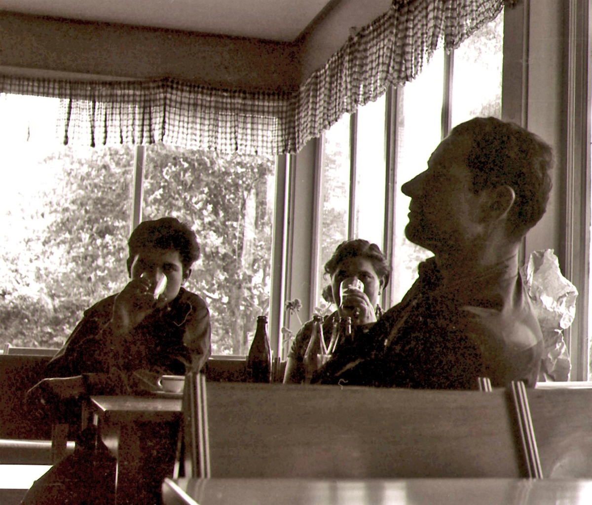 Orig. text till bilden: Italienska familjen Iardella. Saabs sommarstuga vid Roxen, Ekängen. Fr. v. Aldo, Anna & Vittorio Iardella.