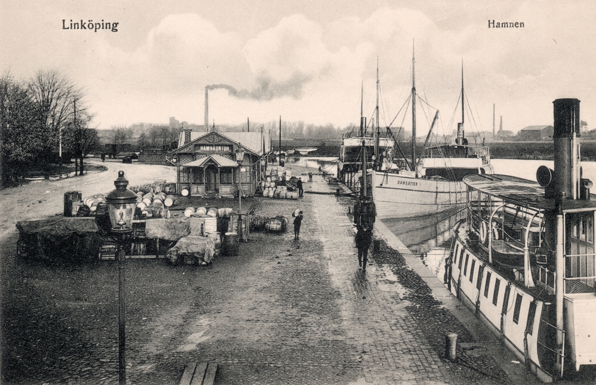 Orig. text: Linköping Hamnen. 
Linköpings hamn sedd mot norr med hamnkontoret. Bl.a. båten Dansätter ligger i hamnen. Hamnkontoret finns inte kvar idag år 2001.

Extern upplysning: Båten till höger hette Ejo och trafikerade Roxen 1903-1938.