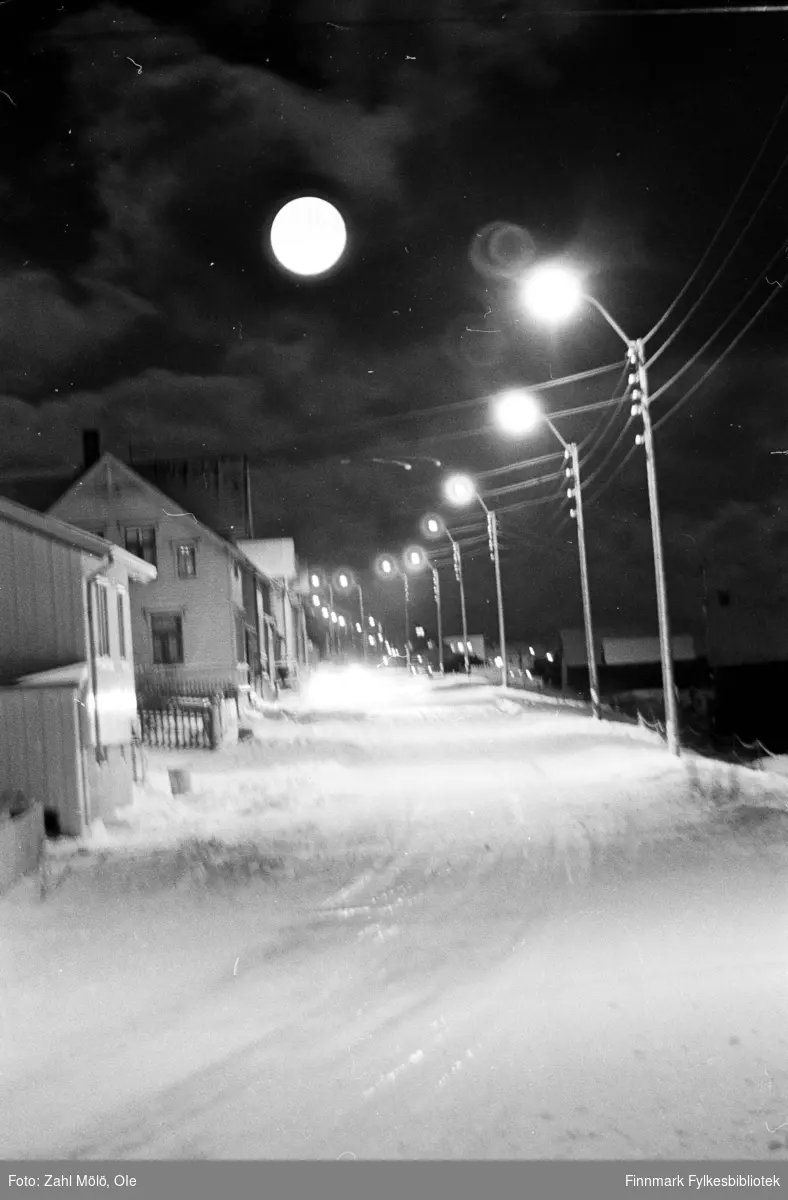 Vadsø, desember 1969. Gate med gatelys og fullmåne.