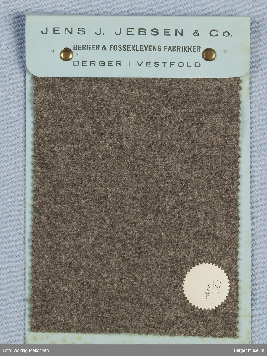 Prøvehefte med 1 prøve.
Marengo lys grå (iflg. prisliste fra 1920)
Kvalitet  377
Ensfarget melert
