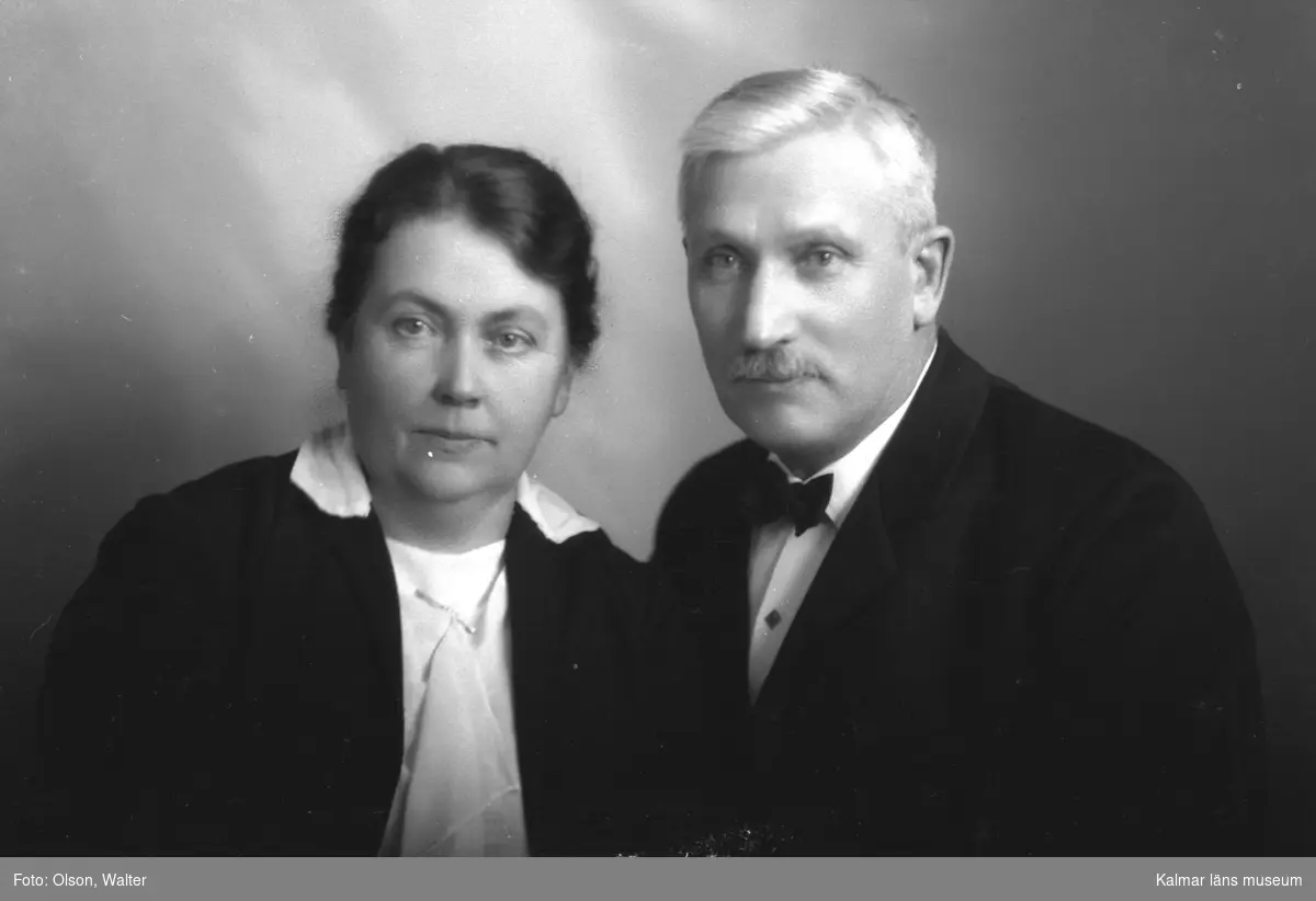 Ateljébild på en kvinna och man. Enligt Walter Olsons journal är bilden beställd av herr Martin Sterner.