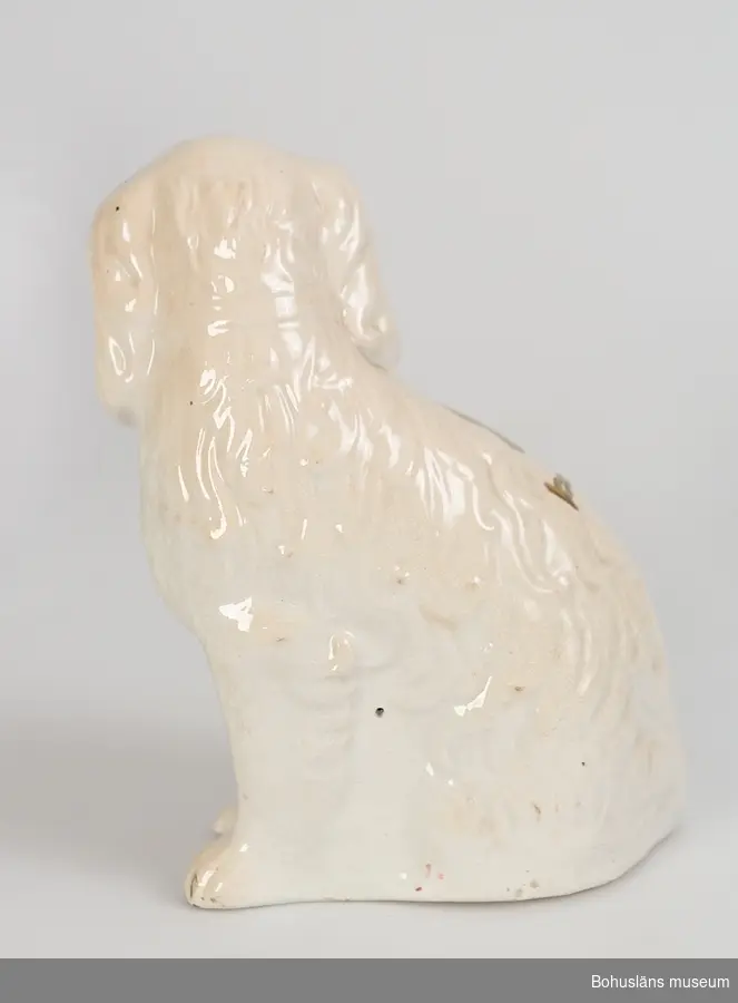 Sammanhör med UM004696

Ur handskrivna katalogen 1957-1958:
Hund av porslin (sittande)
L. c:a 17,5 cm. H. c:a 26 cm. Föremålet av vitt porslin, delvis bronserat. Smärre sprickor på ytan. f. ö. helt.