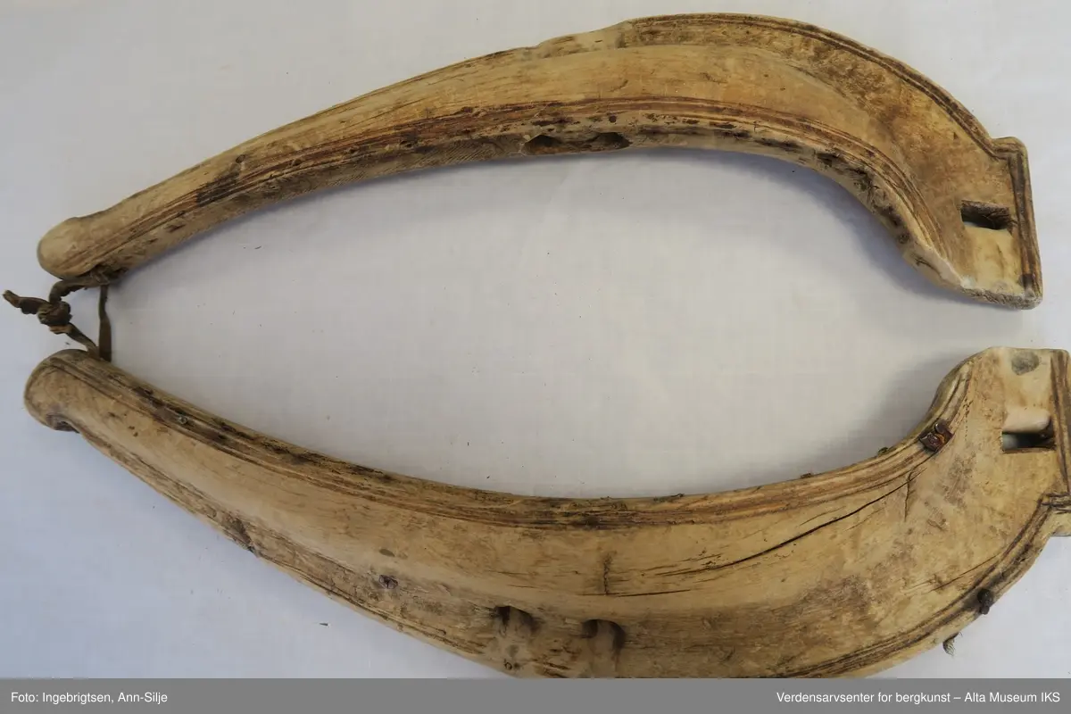 Bogtre, eller treklave, for okse. To avlange trestykker som er flat og buet i tykkeste ende. Midt på bogtreene er det to hull på langs til å tre seletøy gjennom. Bogtreene er knyttet sammen av lærreim øverst. I den nedre avslutningen er den firkantet med hull midt i. Langs kantene på begge trestykkenes fremside er det risset inn dekorlinjer.