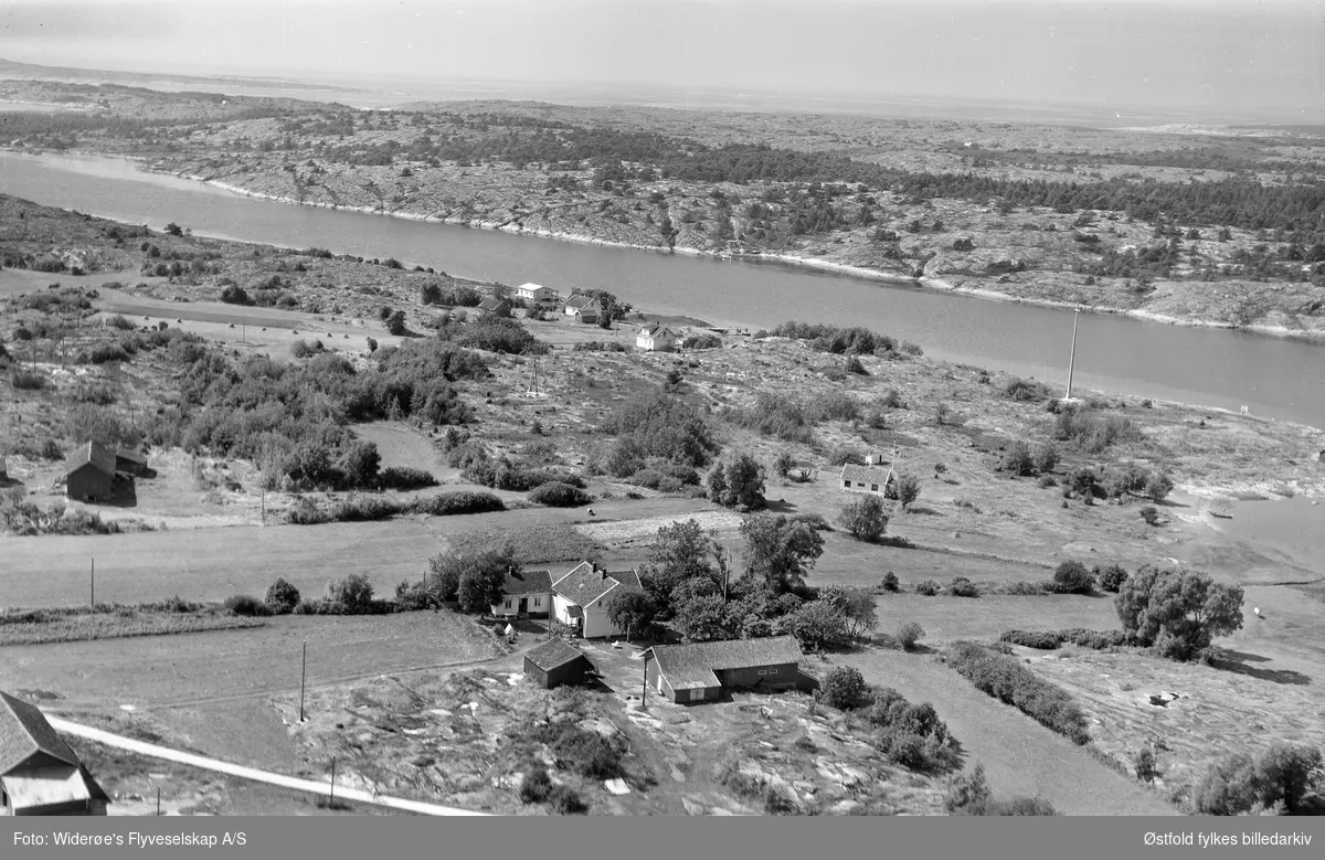 Flyfoto av gårdene på Rød, Asmaløy, Hvaler, 21. juli 1957.