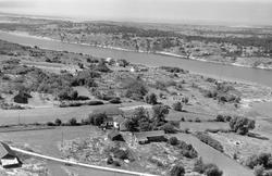 Flyfoto av gårdene på Rød, Asmaløy, Hvaler, 21. juli 1957.