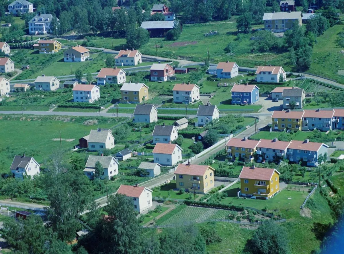 Flyfoto, Lillehammer, Søre Ål. Helt øverst i venstre hjørne er "Trararo" villa. Det ble revet i februar 2015. Rett nedenfor er Bellevue pensjonat, mens Breiseth gård ligger til høyre. Breisethvegen på skrå nedover. Hamarvegen går midt i bildet og Årettevegen nedover. Årettavegen 22 er hvitt hus med uthus nederst og Årettavegen 24 rett ovenfor uthuset