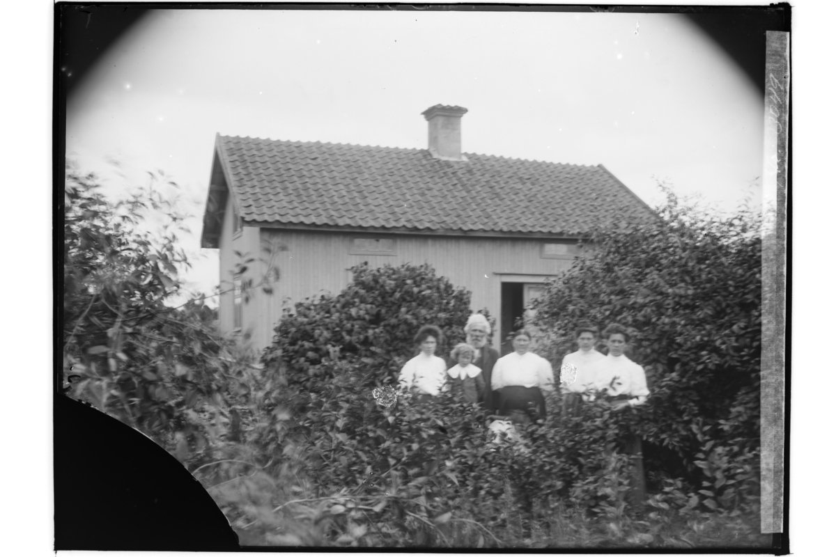 En och en halvplans bostadshus, 6 personer.
Wistrand.
Mannen med skägg heter Lars Gustav Wistrand, född 1852 i Gällersta död 1927 i USA. Äldre damen är hans hustru Mathilda Christina Lindholm, född 1853 i Stora Mellösa död1909 i Stockholm. De bodde i huset Sjölunda på Vinön.
