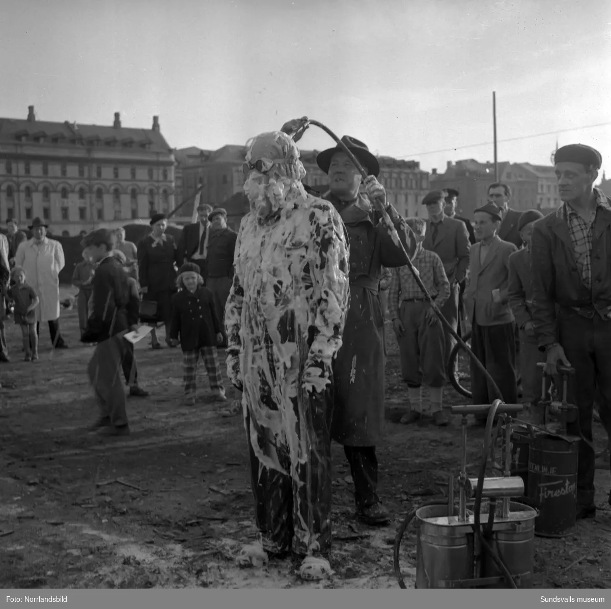 Demonstration av brandskyddsmedel på Finnkajen i hamnen. Gunnar "Marthelli" Lövblad täcks med så kallat Tewisskum och kan sedan stå mitt i ett eldhav.