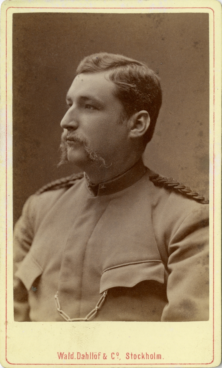 Porträtt av Carl Eduard Alexander Kinell, underlöjtnant vid Fortifikationen.
Se även bild AMA.0007798.