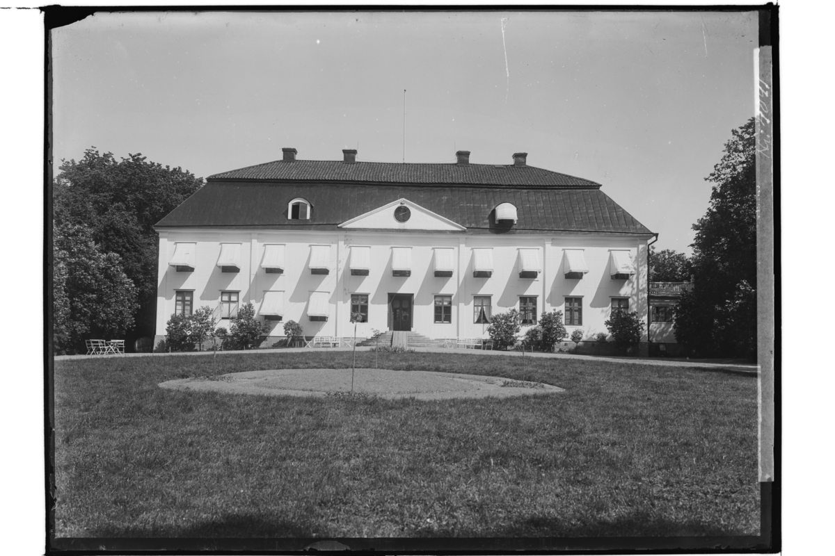 Säbylund Herrgård, tvåvånings herrgårdsbyggnad med frontespis.
