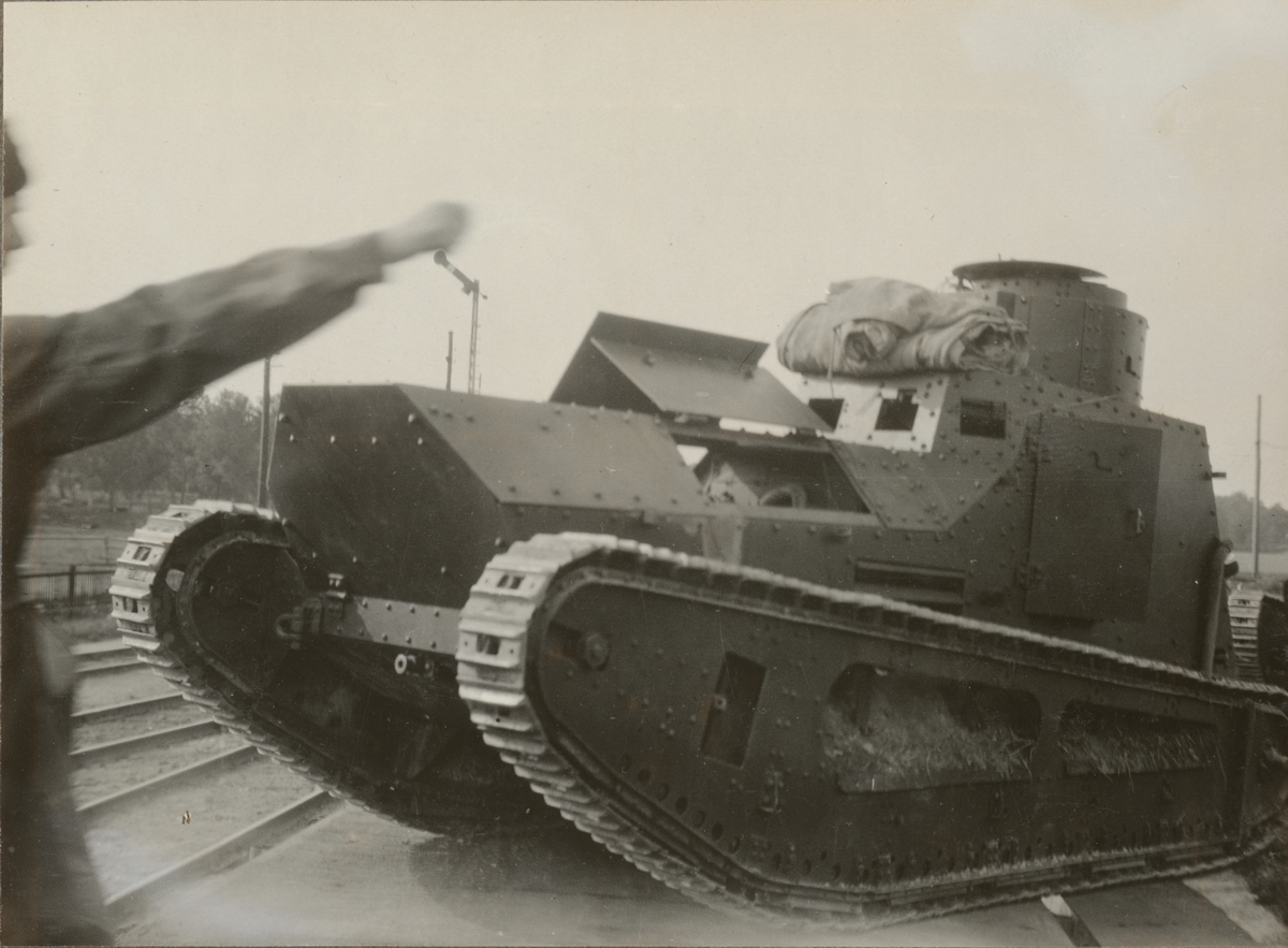 Lastning av stridsvagn m/1921 (eller m/1921-1929) på tåg inför transport till Rosersberg. Göta livgardes stridsvagnsbataljon år 1929.