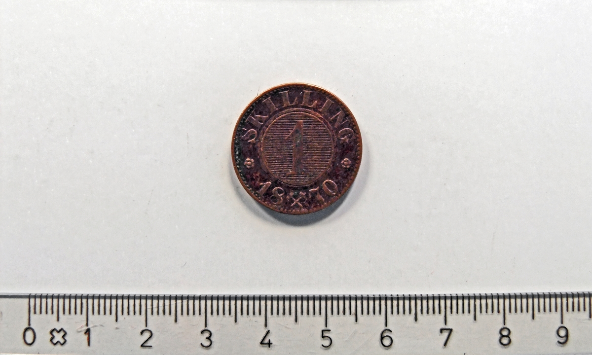 På framsiden:
 - 2 minehammere i kryss;  midt i "1870".

På baksiden:
 - Krone;  over et "skjold" med løve-motiv.