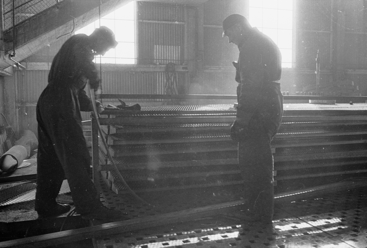 Ekensbergs varv 1970. Varvsarbetare i stora plåthallen.