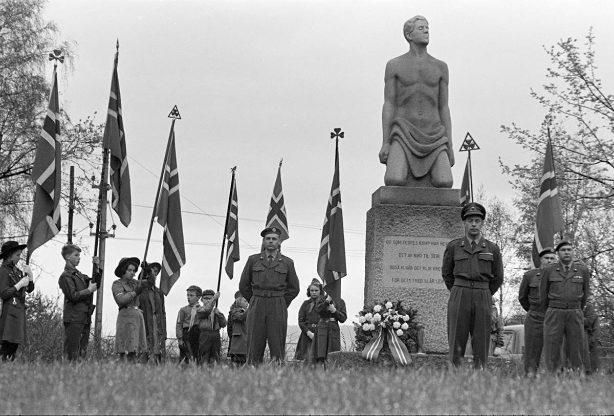 17.mai 1965, Hamar.  Monumentet over de falne 2.verdenskrig, Strandgateparken,speidere,militære.