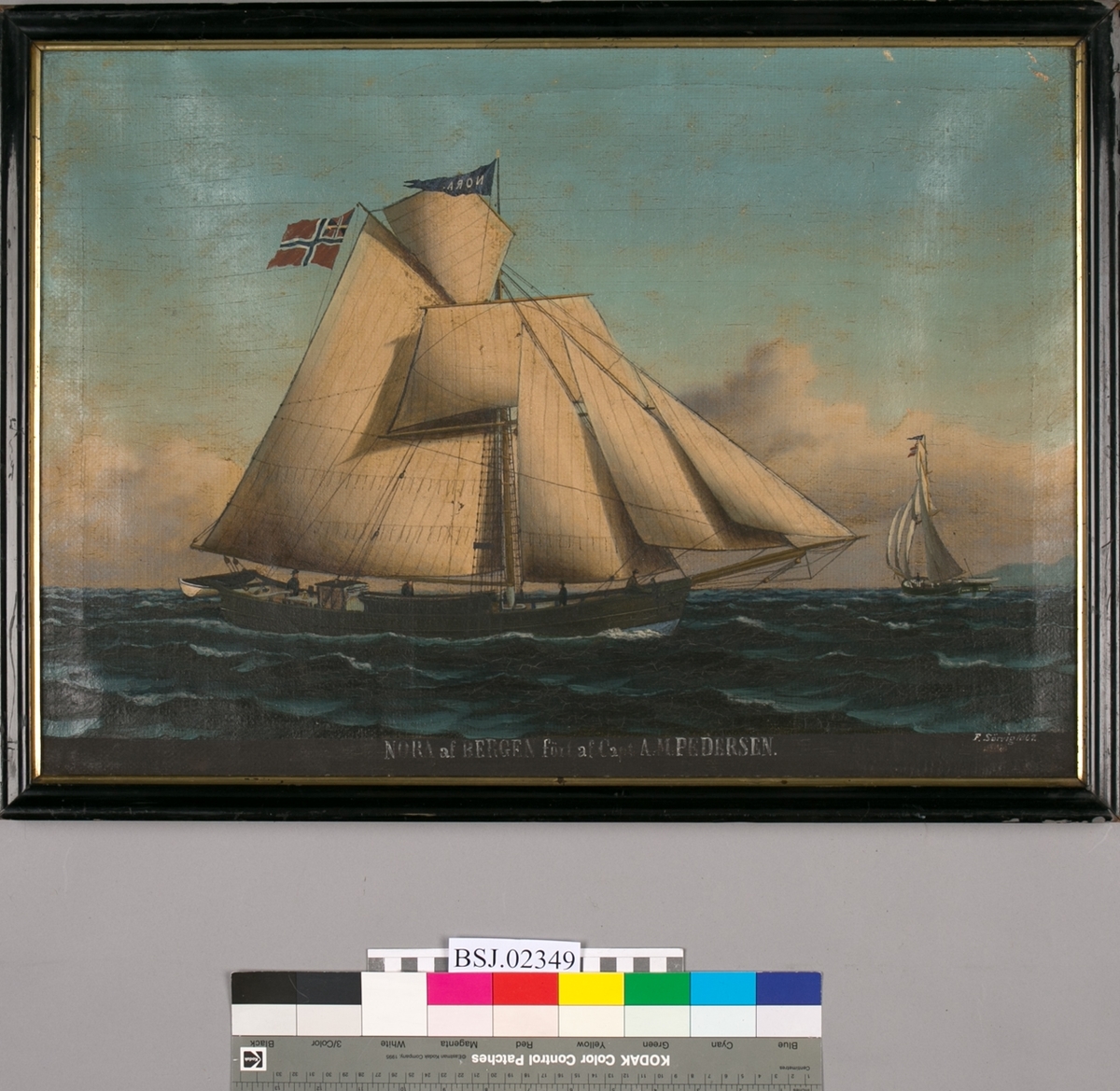 Skipsportrett av jakt NORA ført av kaptein A.M. Pedersen. Under fulle seil med unionsflagg