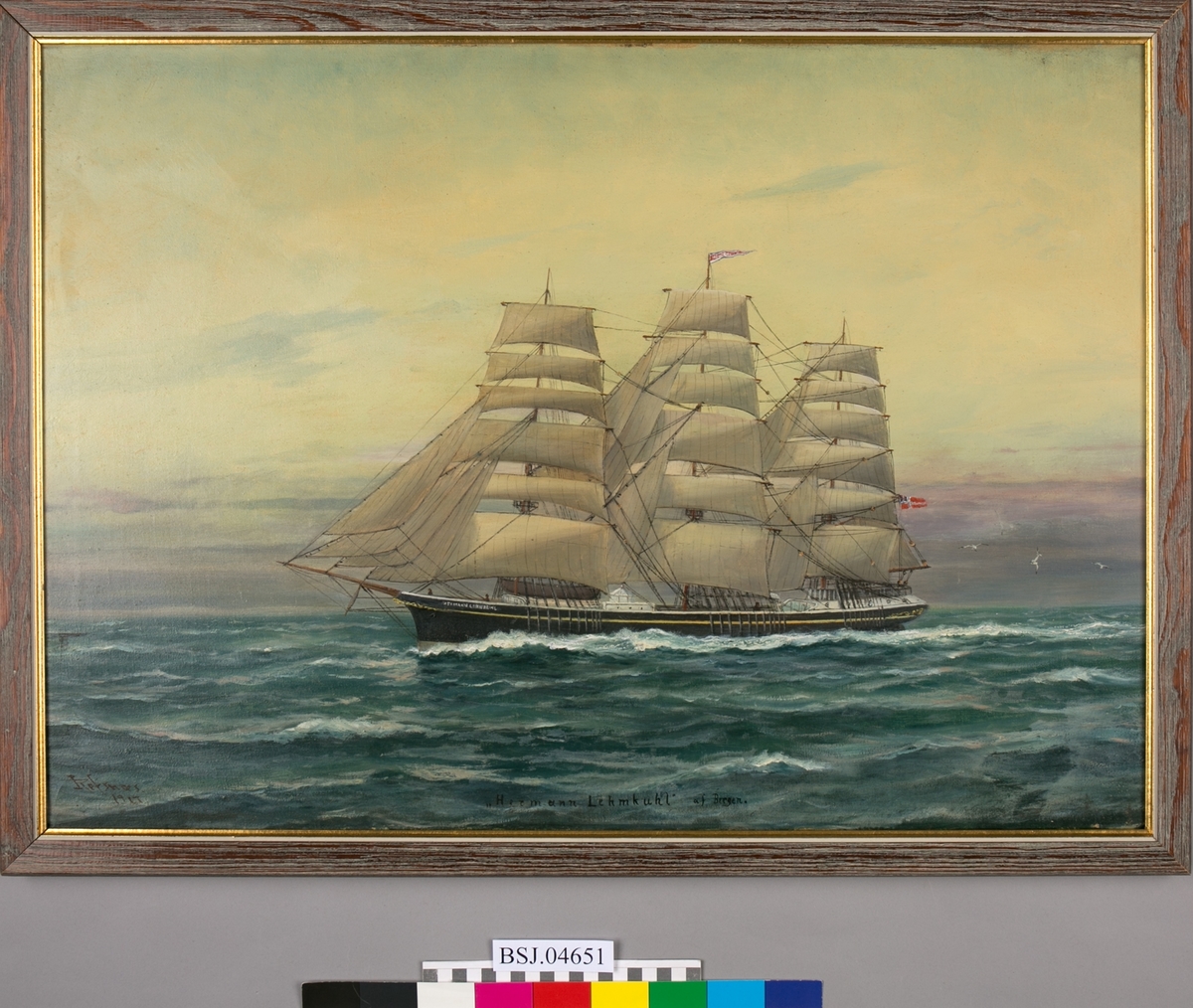 Fullrigger HERMAN LEHMKUHL på åpent hav. Full seilføring, og vimpel med skipets navn i masten. Norsk unionsflagg i akter (Sildesalaten). Motivet er sannsynligvis en kopi av et Sørvig-maleri (BSJ.00087).