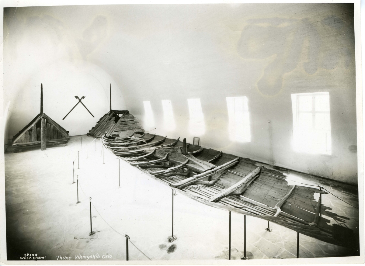 Tune skipet utstilt på Vikingskipmusset på Bygdøy i Oslo
Tuneskipet funnet og gravd ut på Haugen gård i Rolvsøy, Fredrikstad