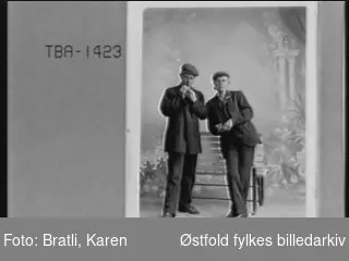 Gruppeportett av to menn, bestillers navn er Ingvald Olsen.
Det kan være murarbeider i Moss, født 1888.
Fins ikke i Bachmanns protokoll.