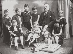 Gruppeportrett av familie, bestillers navn er B. Onstad.