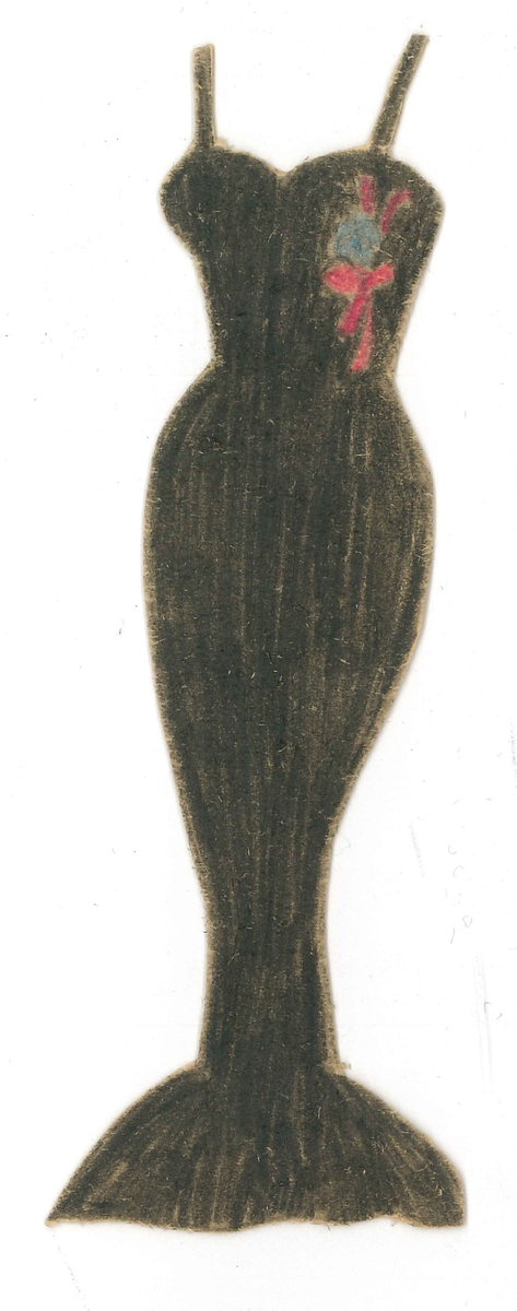 Klippdockskläder, en svart klänning med en blomsterdekoration vid bröstet. Volang vid nederkanten. Klänningen är hemmagjord.

Tillhör klippdockorna i papp (VM29162:01, VM29162:03, VM29162:06).