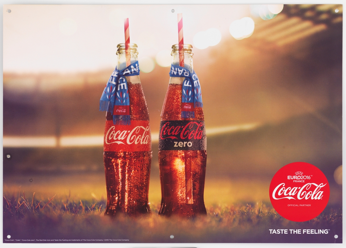 På plakaten er et et fotografi av to colaflasker som er plassert på gresbanen i et stadion. På etiketten på den ene flasken står det "Coca-Cola". På etiketten på den andre flasken står det Coca-Cola zero. Gresbanen og stadionet er tonet ned /sløret slik at beskueren skal forestille seg disse omgivelsene. De to flaskene har begge blå supporter-halstørkleder der det står "France Coca-Cola. Flaskene er åpnet og det er plassert et rødt og hvit skråstripet sugerør i hver flaske. Utenpå flaskene er det mye dugg, slik at beskueren kan forestille seg kald drikke i en varm setting.
