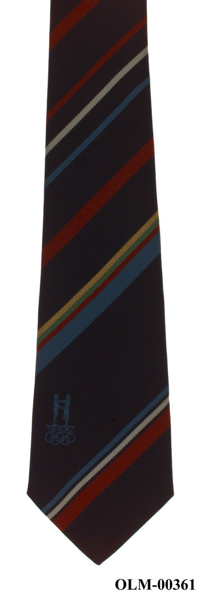 Mørkeblått slips med diagonale striper i flere farger og logo for Norges Olympiske Komité.