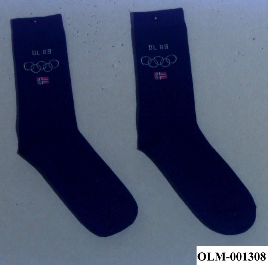 Ett par svarte sokker med tekst OL 88, de olympiske ringer og norsk flagg
