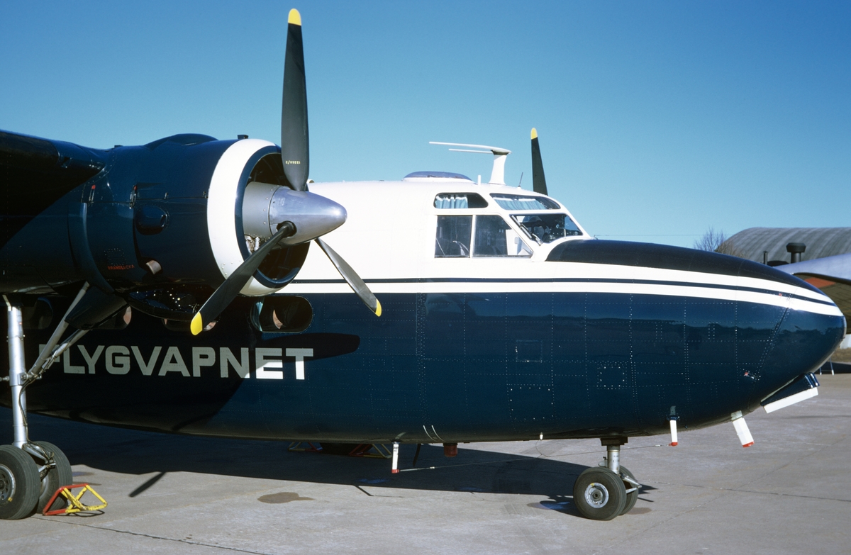 Nosen på flygplan TP 83 nummer 87 i blåvit målning, tillhörande F 8 Barkarby på F 3 Malmens flygfält, våren 1973.