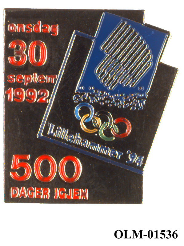 Jakkemerke av metall som viser antall dager igjen til vinter-OL på Lillehammer i 1994. Skråstilt emblem for Lillehammer '94.