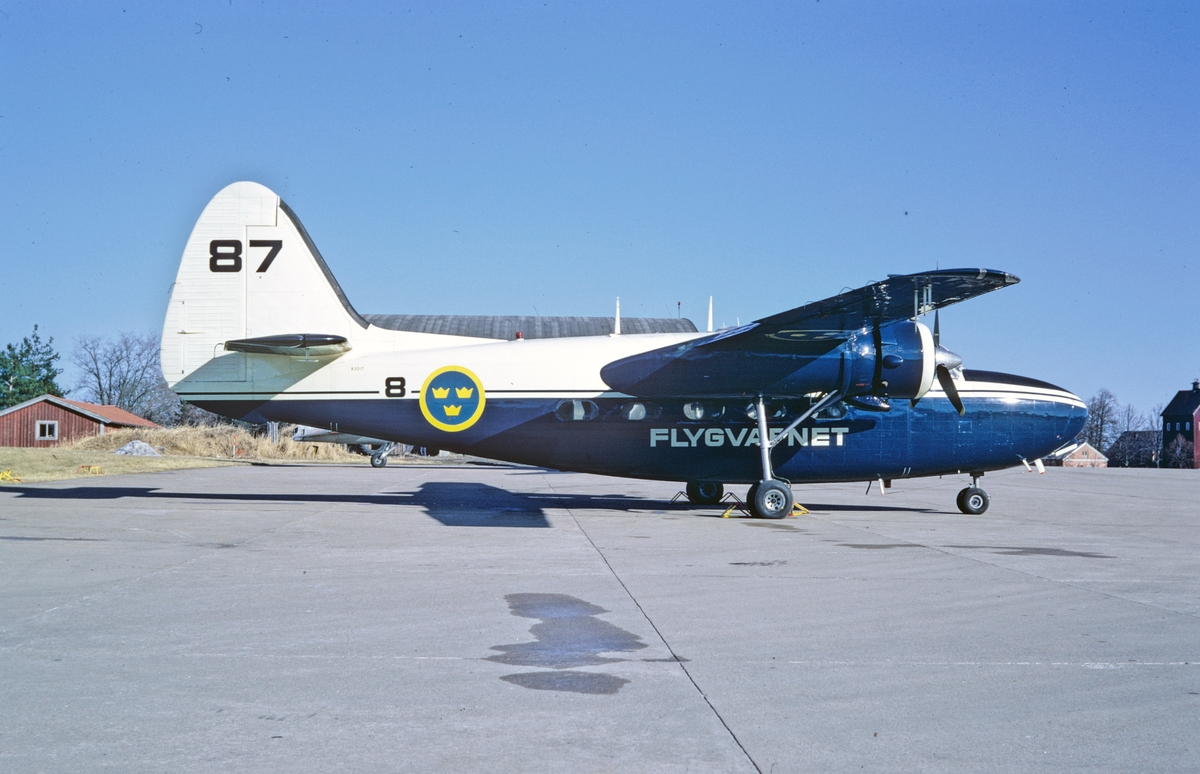 Flygplan TP 83 nummer 87 i blåvit målning, tillhörande F 8 Barkarby står på F 3 Malmens flygfält, våren 1973.