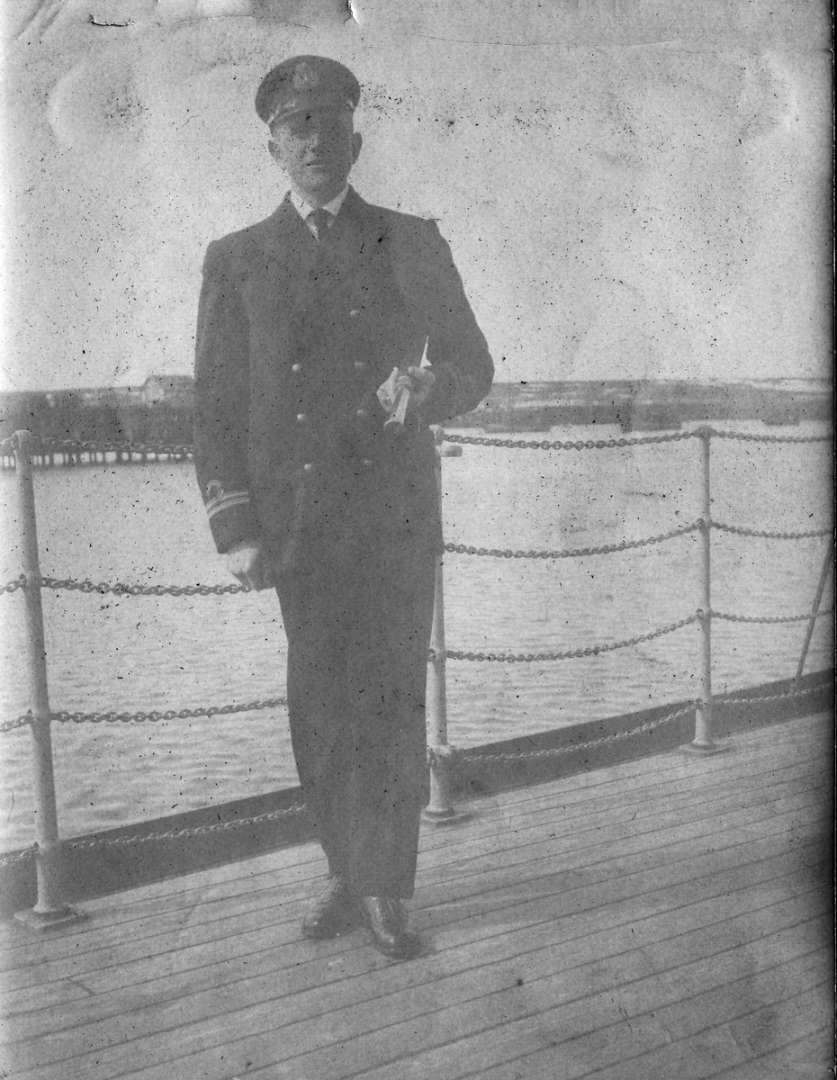 "Ombord paa kanonbåten "Fridjof" sommeren 1916. Løytnant E.Røren m.familie"